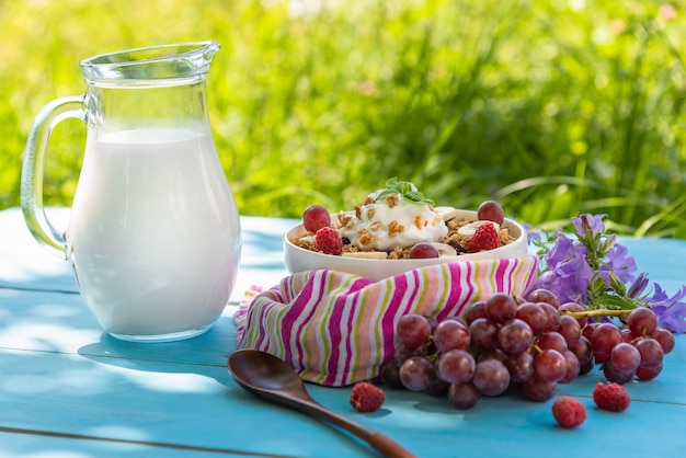 Leckeres Frühstückszerealien mit Obst.