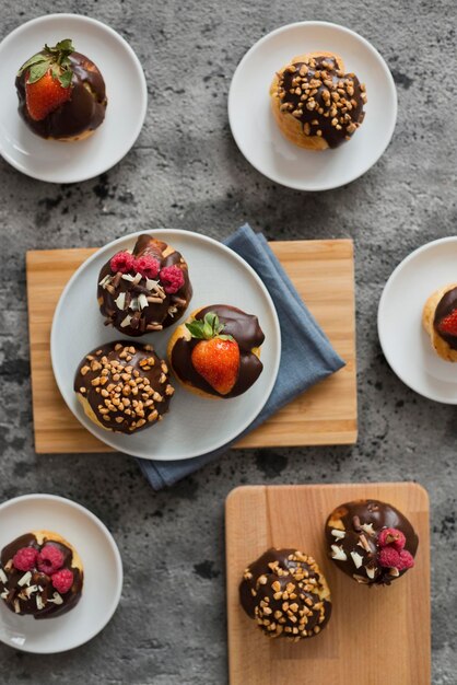 Leckeres Gebäck mit Beeren dekoriert