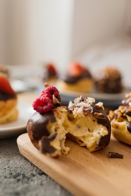 Leckeres Gebäck mit Beeren dekoriert