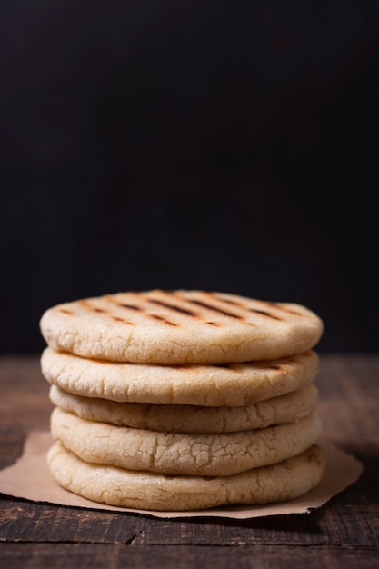 Foto leckeres gegrilltes arepas-arrangement