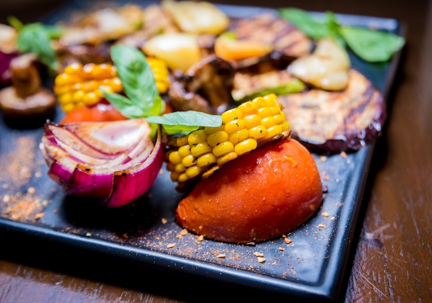 Leckeres gegrilltes Gemüse auf großem Teller. Gesundes Essen.