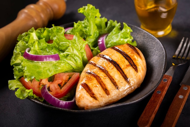 Leckeres gegrilltes Hähnchen mit Salat