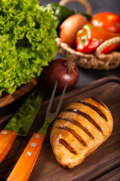 Leckeres gegrilltes Hähnchen mit Salat