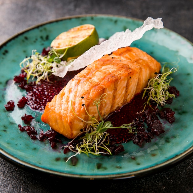 Foto leckeres gekochtes fischmehl und die hälfte der limette