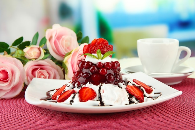 Leckeres Gelee-Dessert mit frischen Beeren auf hellem Hintergrund