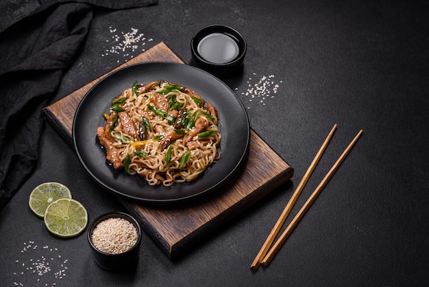 Leckeres Gericht der asiatischen Küche mit Reisnudeln, Hühnchen und Sojasauce
