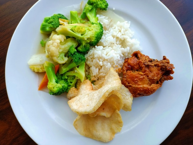 Foto leckeres gericht zum frühstück mit gemischtem gemüse und würzigem hähnchen