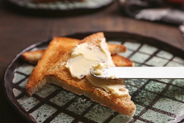 Leckeres geröstetes Brot und Butter auf dem Teller