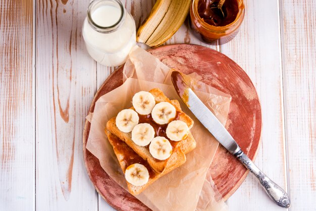 Leckeres, gesundes, herzhaftes Frühstück auf dem weißen Tisch.