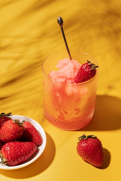 Foto leckeres granita-dessert mit erdbeeren