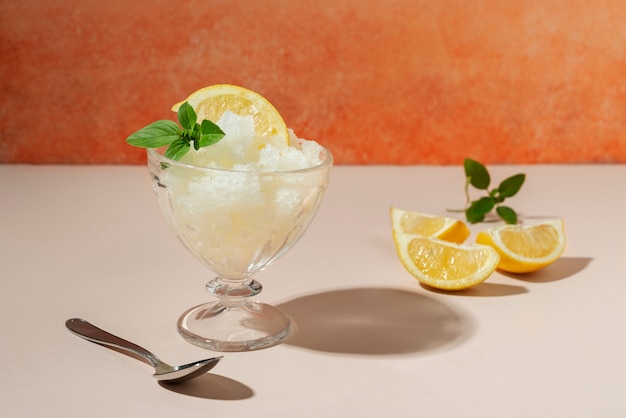 Leckeres Granita-Dessert mit Zitrone