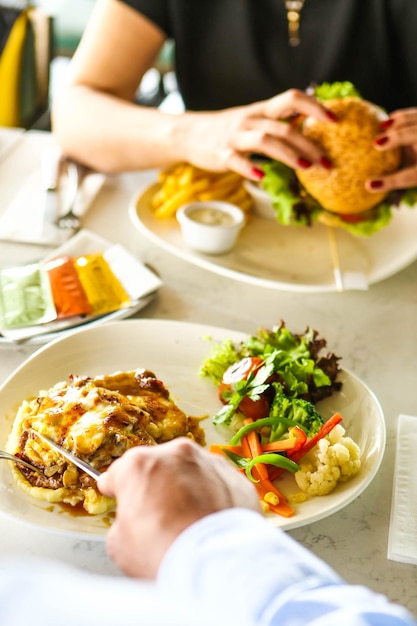 Leckeres Hähnchenessen auf dem Tisch