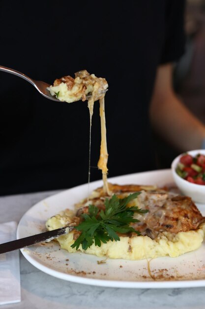 Leckeres Hähnchenessen auf dem Tisch