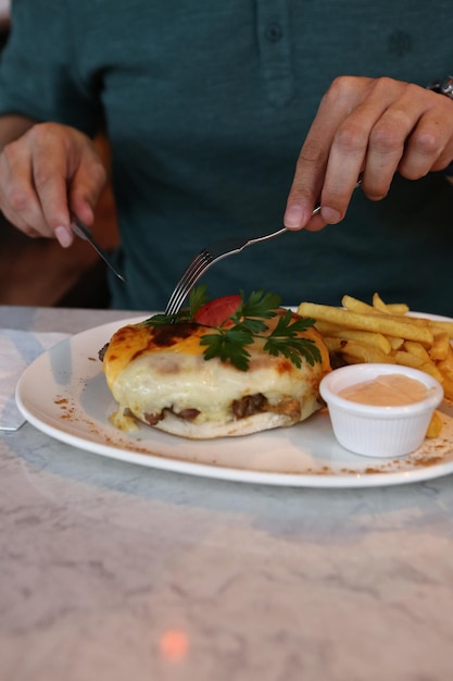 Leckeres Hähnchenessen auf dem Tisch