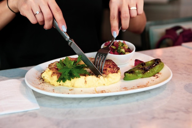 Leckeres Hähnchenessen auf dem Tisch