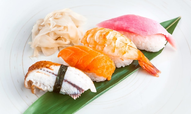 Leckeres, handgemachtes Sushi. Traditionelles japanisches Essen
