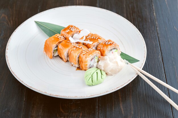 Leckeres, handgemachtes Sushi. Traditionelles japanisches Essen