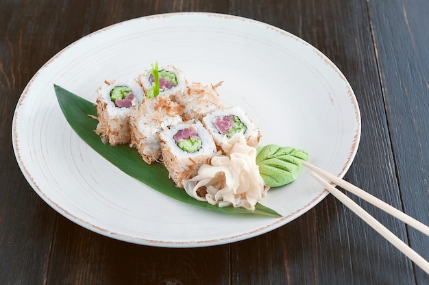 Leckeres, handgemachtes Sushi. Traditionelles japanisches Essen