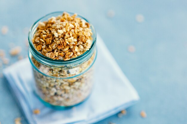 Leckeres hausgemachtes fruchtiges Müsli-Müsli im Glas auf hellem Hintergrund. Nahaufnahme