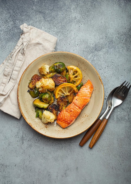 Leckeres Lachsfilet mit gegrilltem Rosenkohl