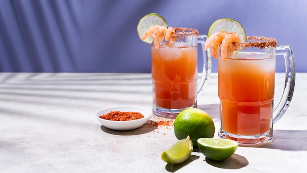 Foto leckeres michelada getränkesortiment