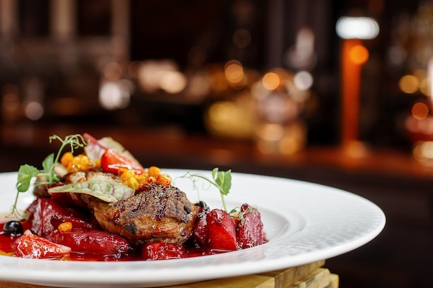 Leckeres Mittagessen mit Fleisch und Gemüse im Restaurant