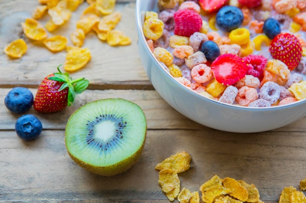 Leckeres Müsli dekoriert mit frischen Beeren und Kiwi