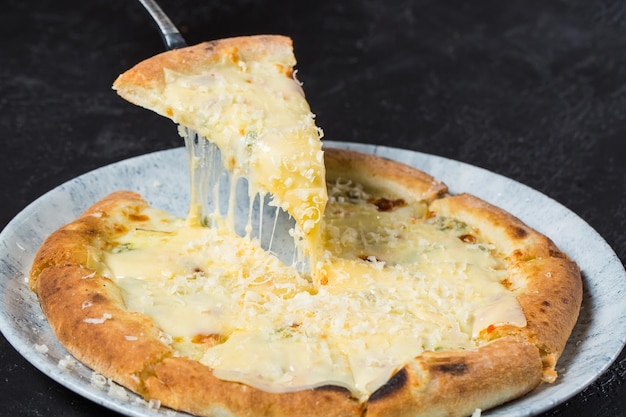 Leckeres Pizzastück zum Mitnehmen mit Käse Appetitanregendes separates Stück Pizza mit geschmolzenem Käse