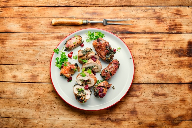 Leckeres Putenfleisch gefüllt mit Beeren und Spinat.Geflügelbrötchen