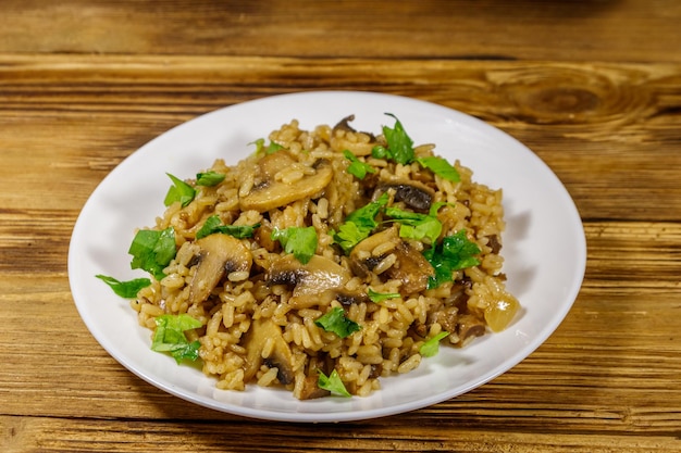 Leckeres Risotto mit Pilzen auf Holztisch