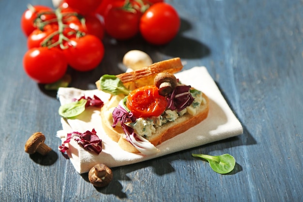 Leckeres Sandwich auf Holztisch hautnah