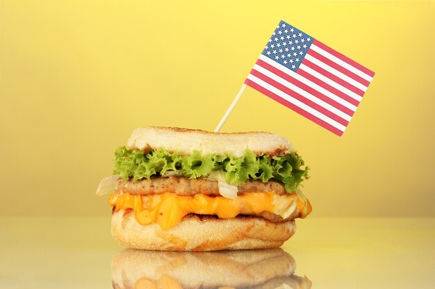 Leckeres Sandwich mit amerikanischer Flagge, auf gelb