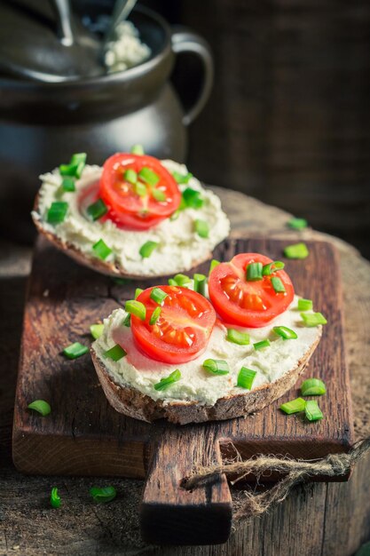 Leckeres Sandwich mit Frischkäse-Schnittlauch und Kirschtomaten