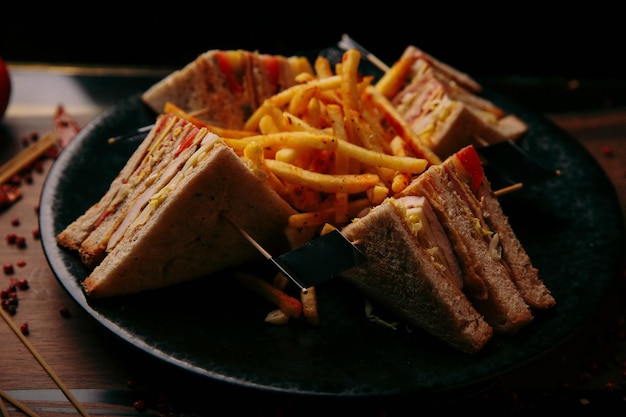 Leckeres Sandwich mit Pommes-Frites-Frühstücksmahlzeit