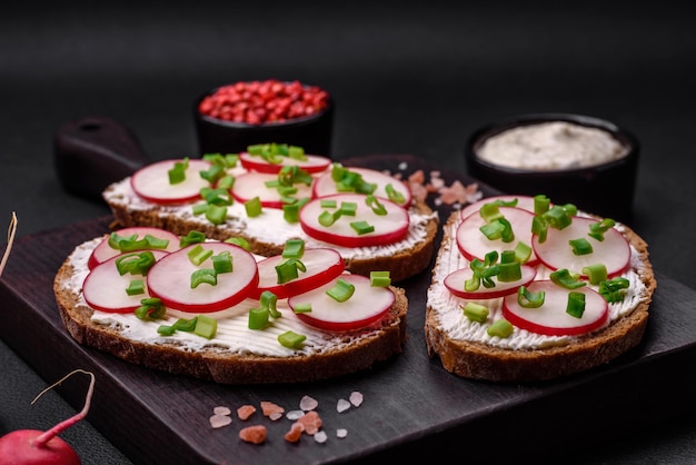 Leckeres Sandwich oder Bruschetta mit Frischkäse-Rettich und Frühlingszwiebeln