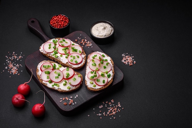 Leckeres Sandwich oder Bruschetta mit Frischkäse-Rettich und Frühlingszwiebeln