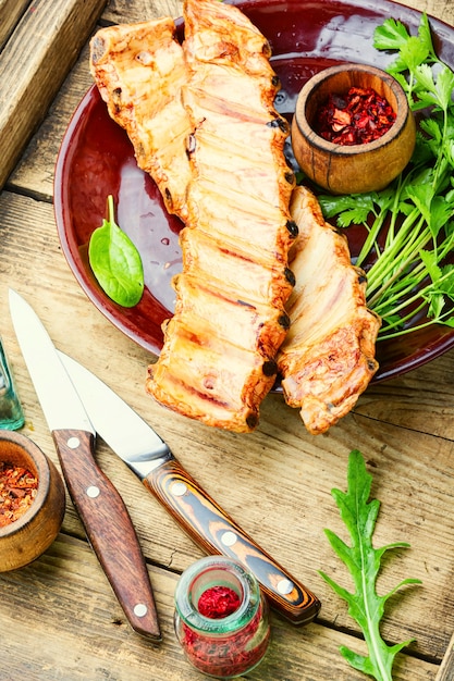 Leckeres Schweinefleisch oder geräucherte Schweinerippchen.