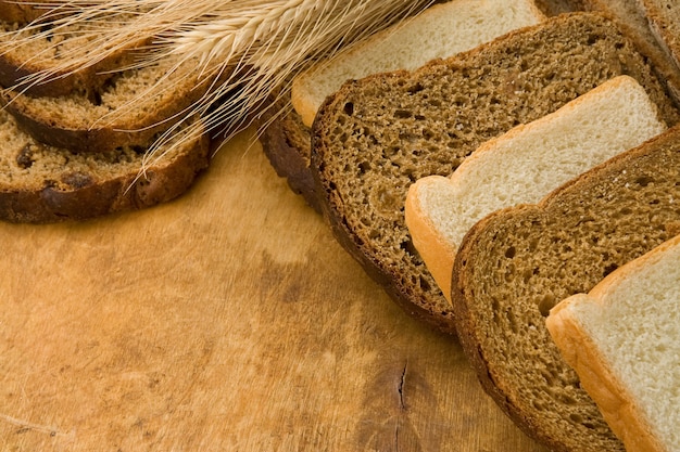 Leckeres Set von Brötchen und Brot auf Holzbeschaffenheit