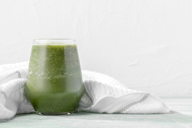 Foto leckeres smoothieglas mit handtuch