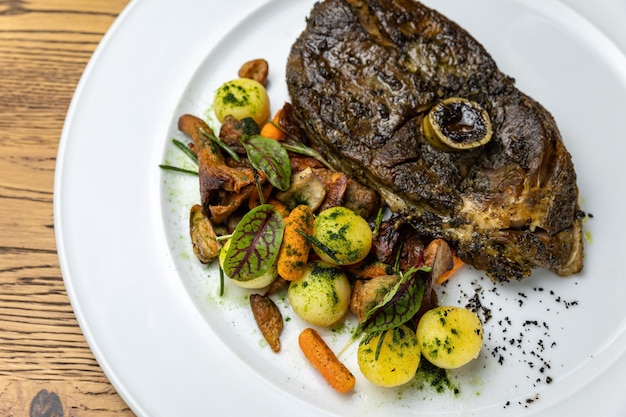 leckeres Steak aus marmoriertem Fleisch im Restaurant