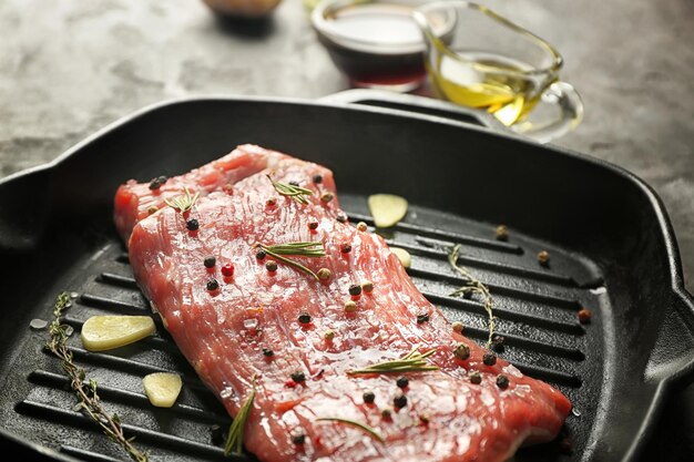 Leckeres Steak mit aromatischem Rosmarin und Knoblauch in der Grillpfanne