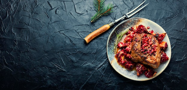 Leckeres Stück Fleisch gebraten mit Granatapfel Platz für Text Rezeptplatz