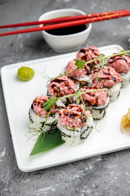 Leckeres Sushi, Brötchen mit Thunfisch. japanische Küche