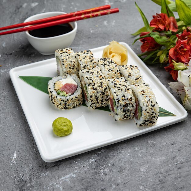 Leckeres Sushi, Brötchen mit Thunfisch. japanische Küche