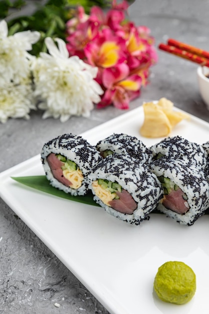 Leckeres Sushi, Brötchen mit Thunfisch. japanische Küche