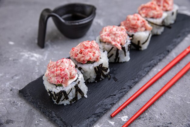 Leckeres Sushi, Brötchen mit Thunfisch. japanische Küche