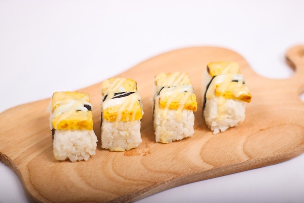 Leckeres Sushi und ein Paar Stäbchen auf weißem Hintergrund