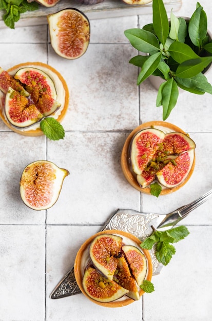 Leckeres Törtchen mit knusprigem Mandelgebäck zarter Käsecreme und Feigen Herbstdessert