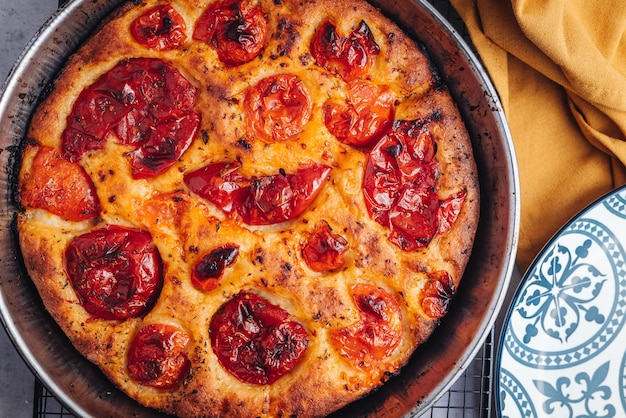 Leckeres traditionelles Focaccia-Brot mit frischen Tomaten und Olivenöl