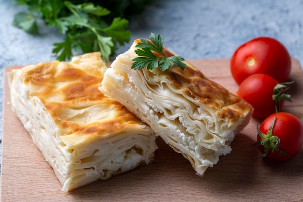 Leckeres türkisches Essen; Tray Gebäck; (türkischer Name; Su boregi)